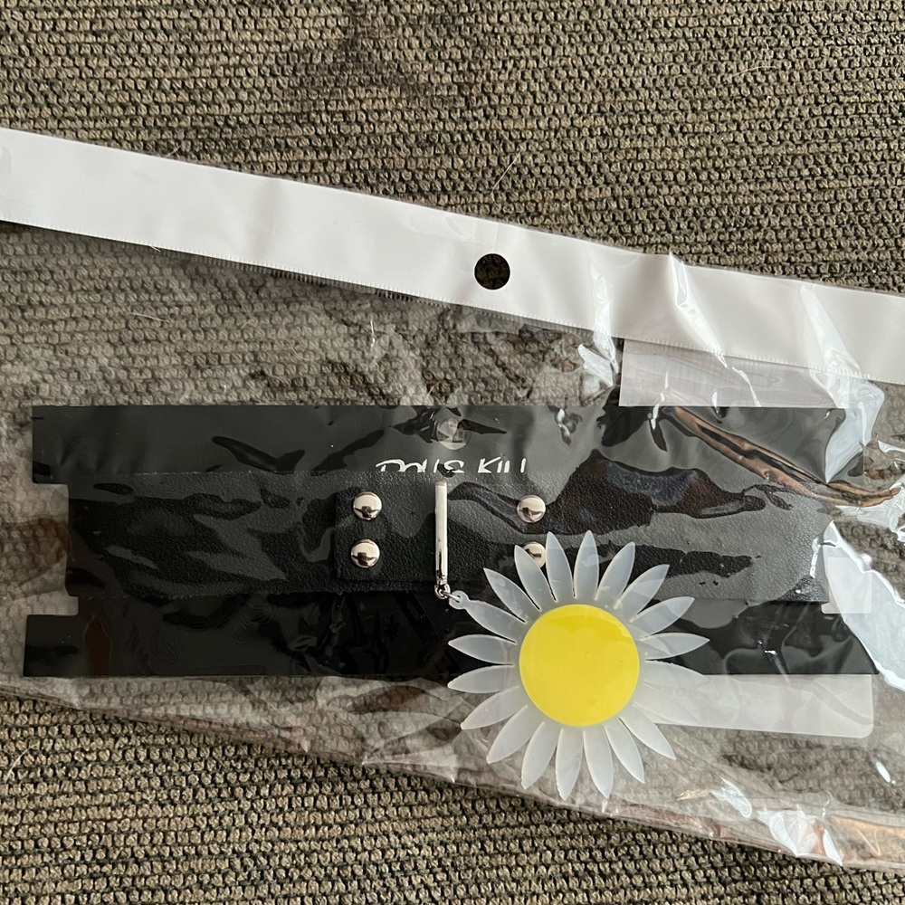 NWT Dolls Kill Bring The Good Vibes Sunflower Choker Necklace Jewelry